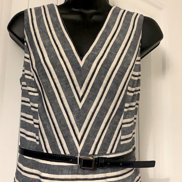 V-neck fit and flare pleated dress Size 2 $15 if you Buy 2 Dresses or more - Picture 4 of 8